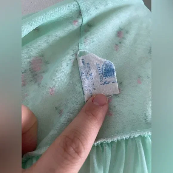 1960s Mint Vanilla Colored Floral Lace Night Gown / Robe - Picture 9 of 9